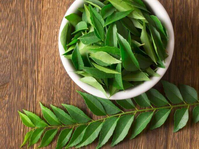 Bột lá sầu đâu giúp dưỡng da mịn màng