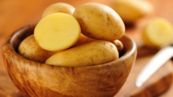 Làm giảm thâm quầng mắt với khoai tây và đầu dừa